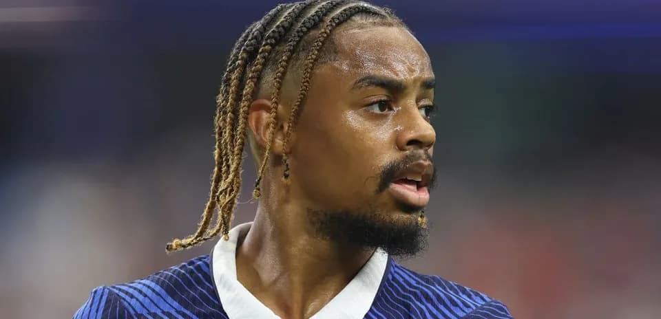 Jugador con trenzas en uniforme de fútbol