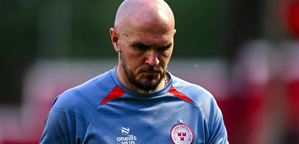 Jugador con camiseta de entrenamiento, mirando hacia abajo