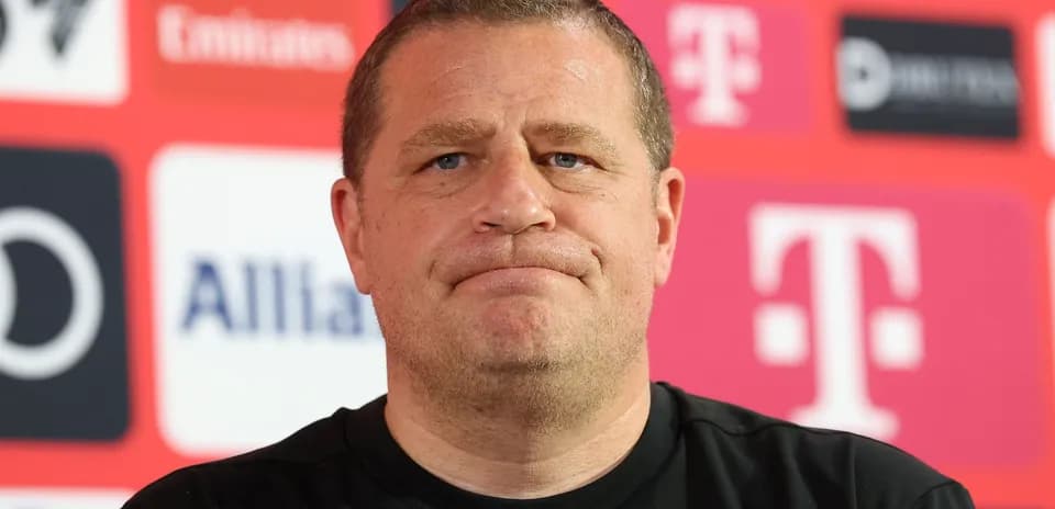 Entrenador en conferencia de prensa con fondo de patrocinadores