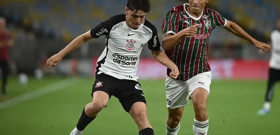 Jugadores de Corinthians y Fluminense disputando el balón