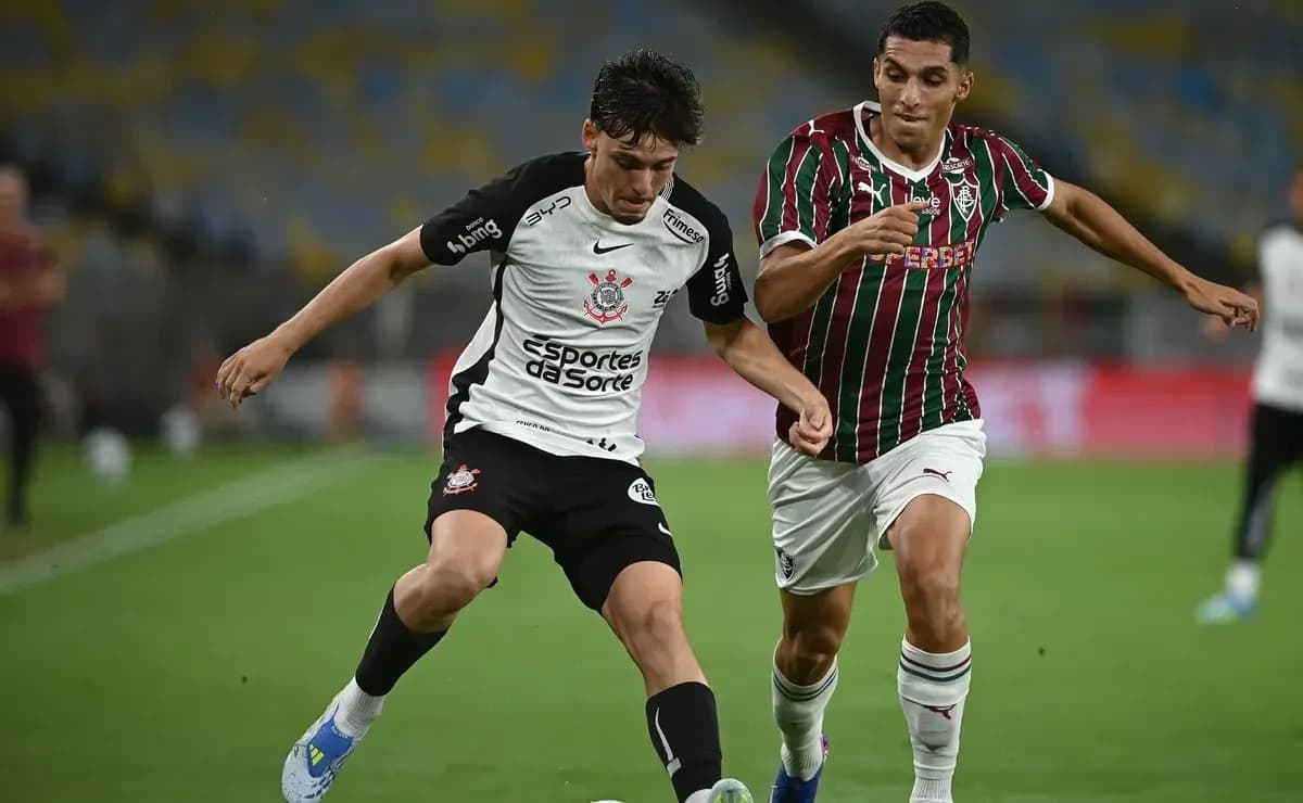 Jugadores de Corinthians y Fluminense disputando el balón