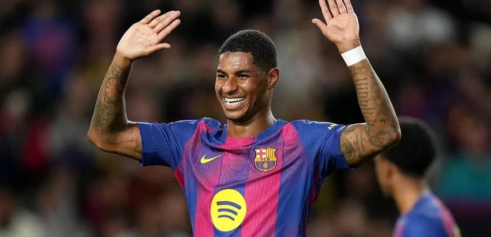 Jugador de Barcelona saludando a la afición en el estadio