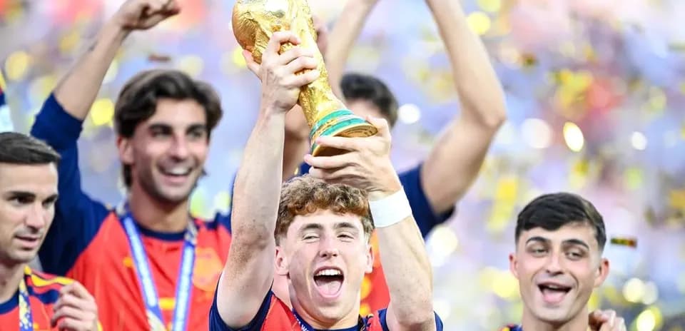 Jugadores de España celebrando con el trofeo de la Copa