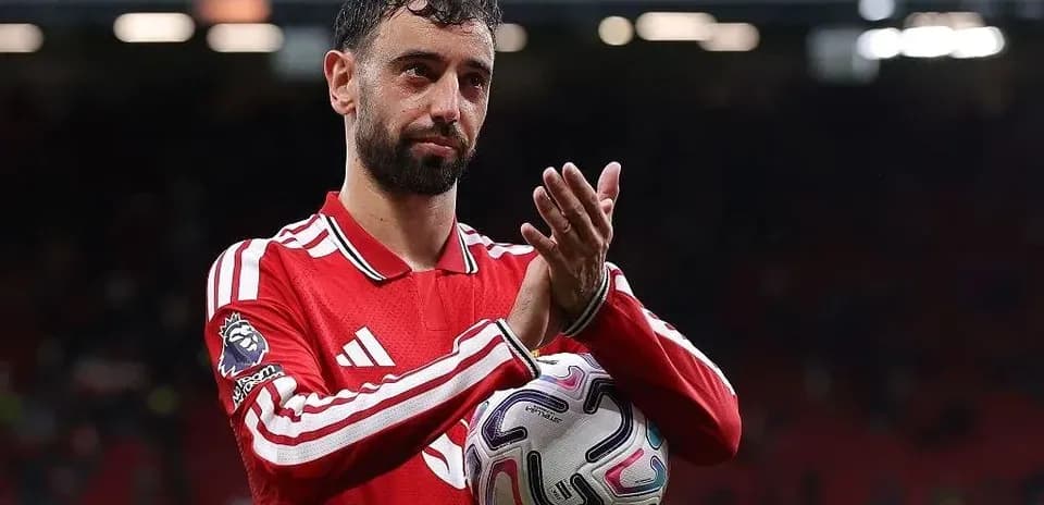 Jugador aplaudiendo en el campo de fútbol