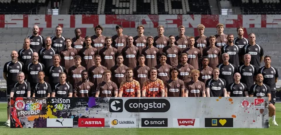 Equipo de fútbol St. Pauli posando para foto oficial