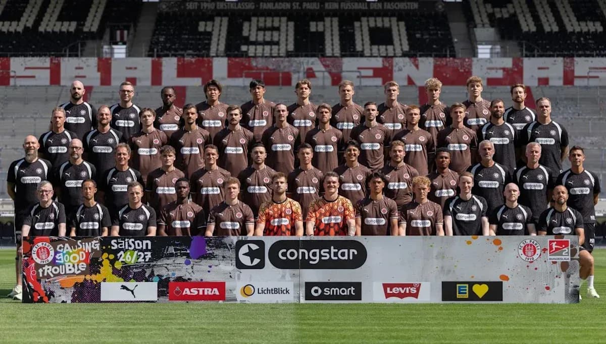 Equipo de fútbol St. Pauli posando para foto oficial