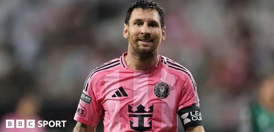Jugador en camiseta rosa de Inter Miami en el campo