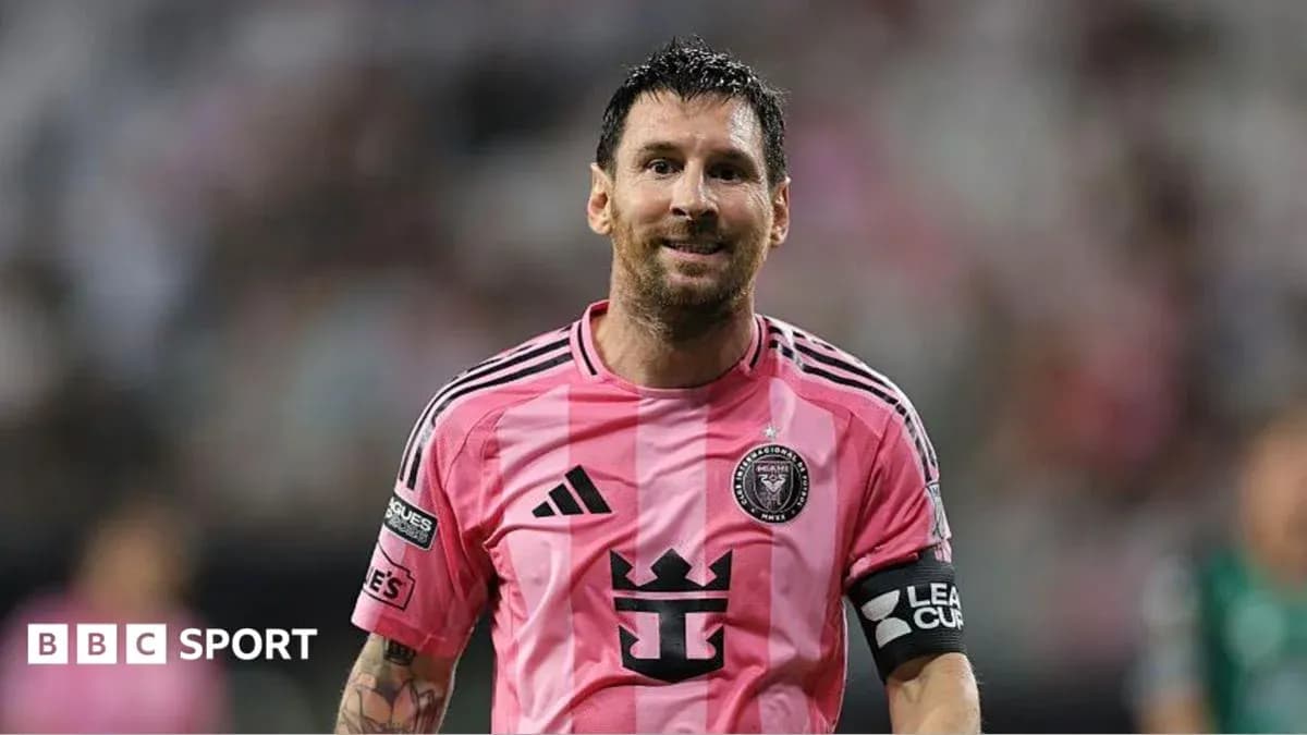 Jugador en camiseta rosa de Inter Miami en el campo