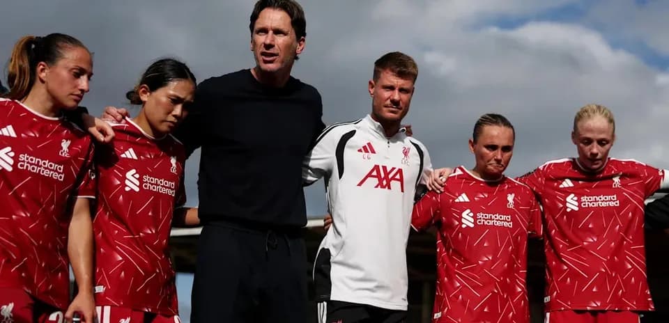 Jugadoras del Liverpool y entrenador en reunión previa al partido