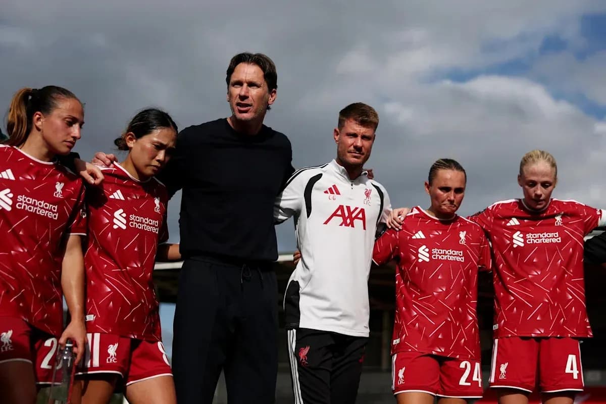 Jugadoras del Liverpool y entrenador en reunión previa al partido