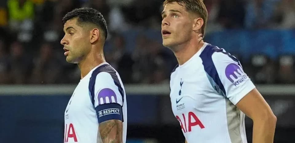 Dos jugadores de Tottenham en el campo de juego