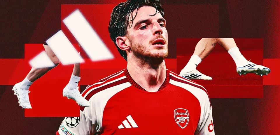 Jugador de Arsenal en camiseta roja con detalles Adidas