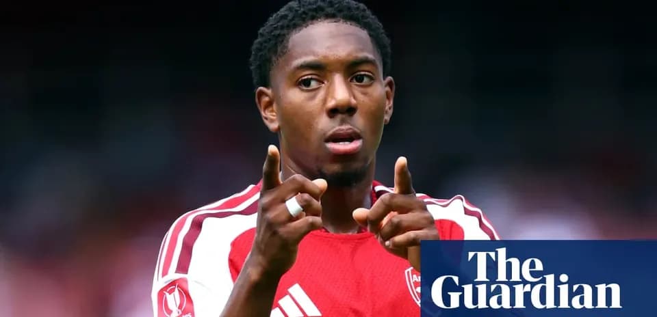 Jugador de Arsenal señalando durante el partido
