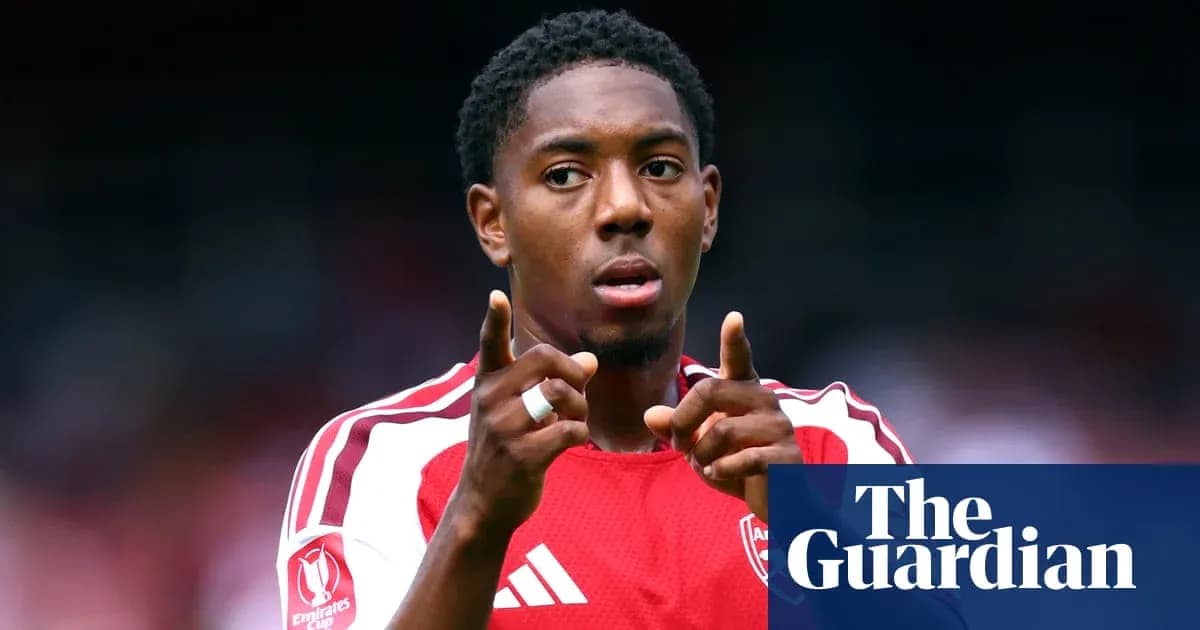 Jugador de Arsenal señalando durante el partido