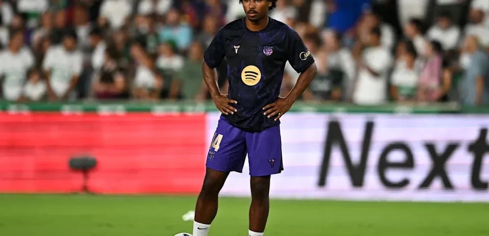 Jugador preparándose para un tiro libre en el campo