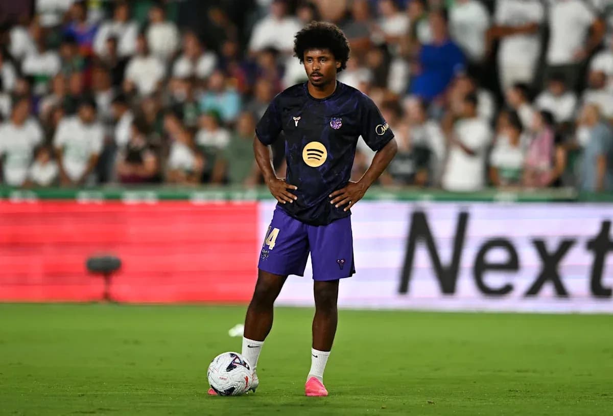 Jugador preparándose para un tiro libre en el campo