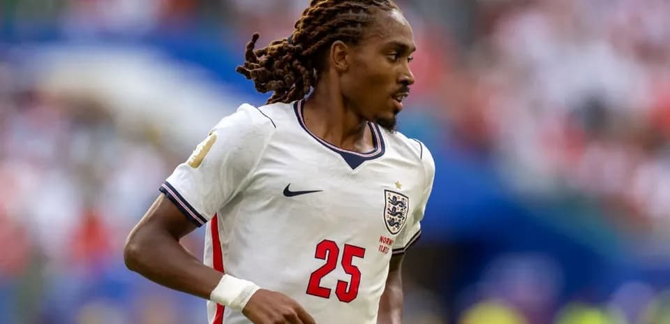 Jugador de Inglaterra corriendo durante el partido