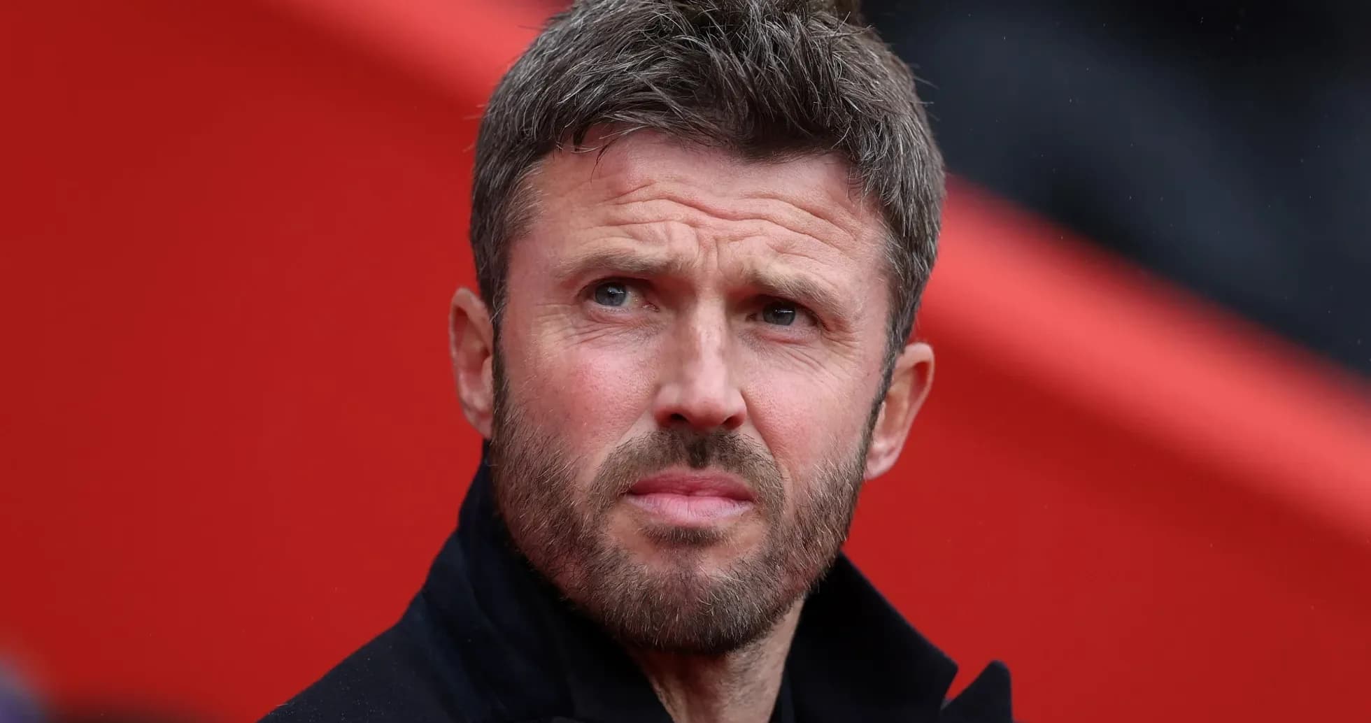 Entrenador observando el partido desde la banda