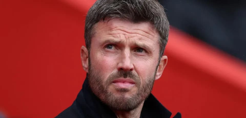 Entrenador observando el partido desde la banda