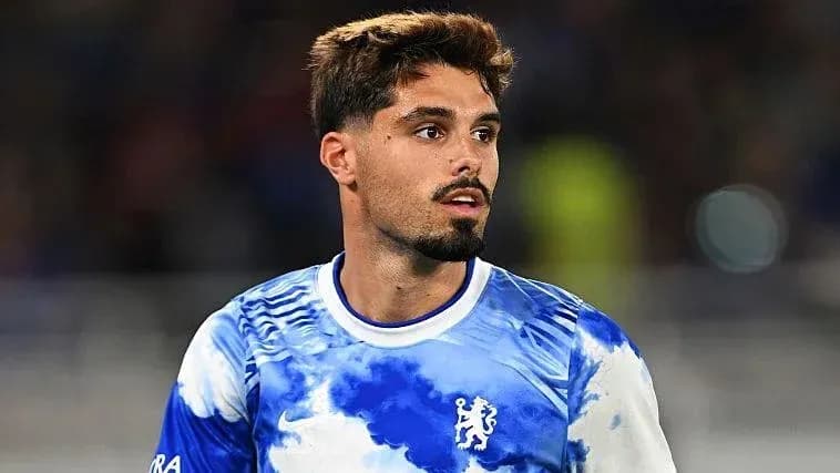Jugador de Chelsea con camiseta azul durante partido