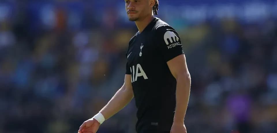 Jugador de Tottenham caminando en el campo de juego