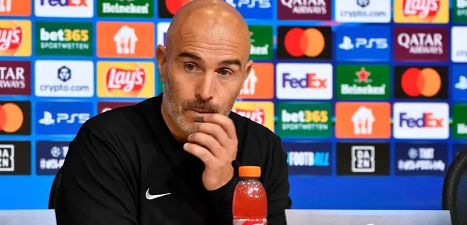 Entrenador en rueda de prensa previa a partido