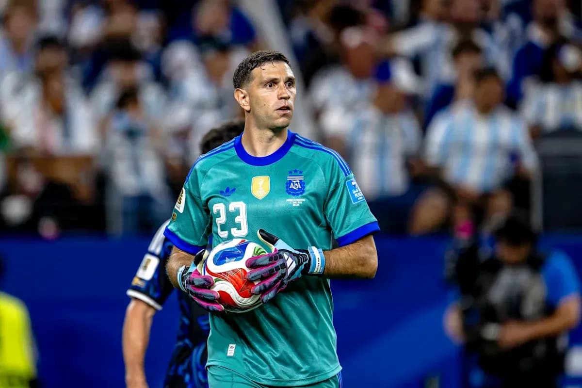 Portero argentino sosteniendo el balón en el campo