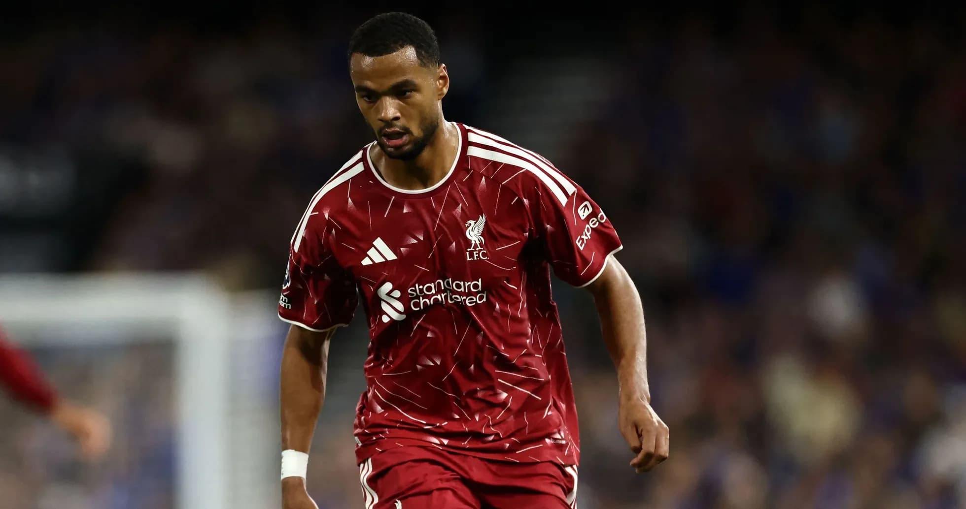 Jugador de Liverpool avanzando con el balón en el campo