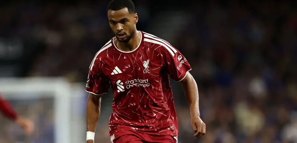 Jugador de Liverpool avanzando con el balón en el campo