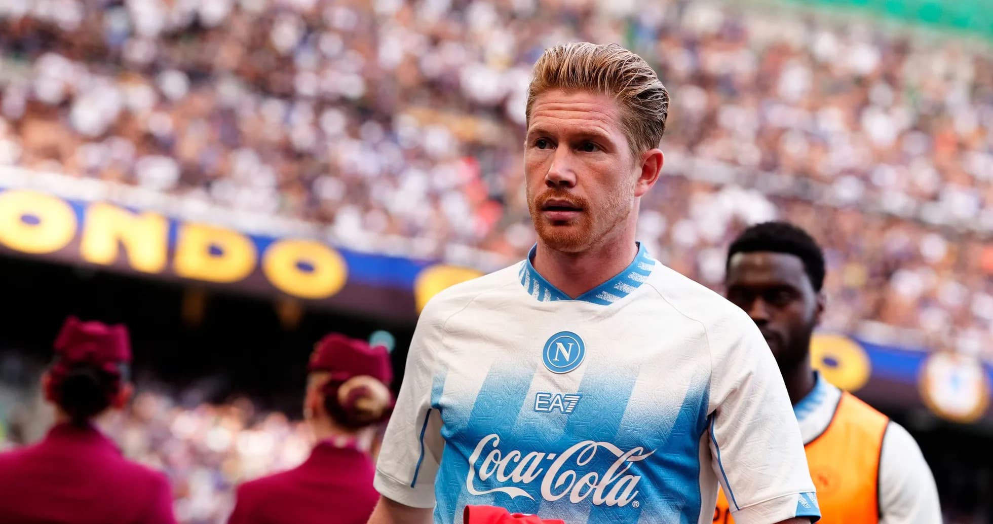 Jugador del Napoli ingresando al campo de juego