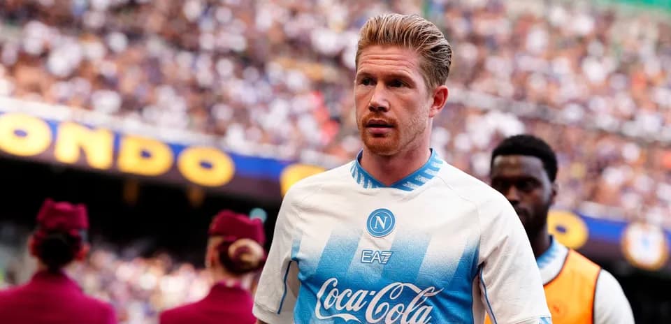 Jugador del Napoli ingresando al campo de juego