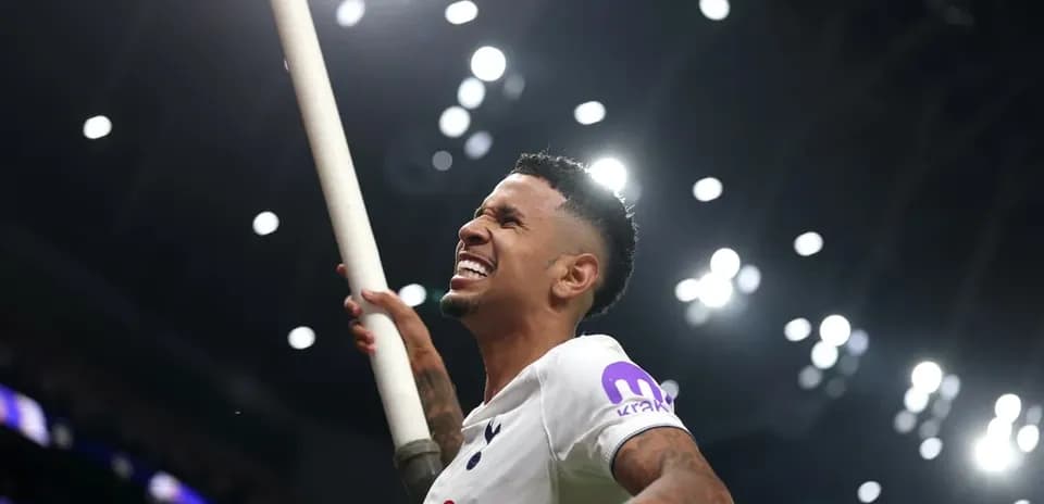 Jugador celebrando con un palo en el estadio
