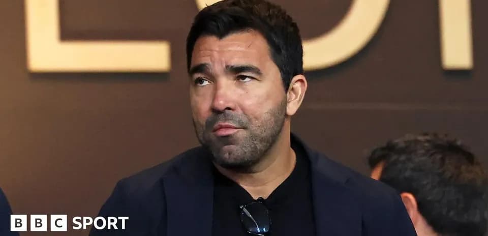 Hombre en un evento deportivo mirando hacia un lado