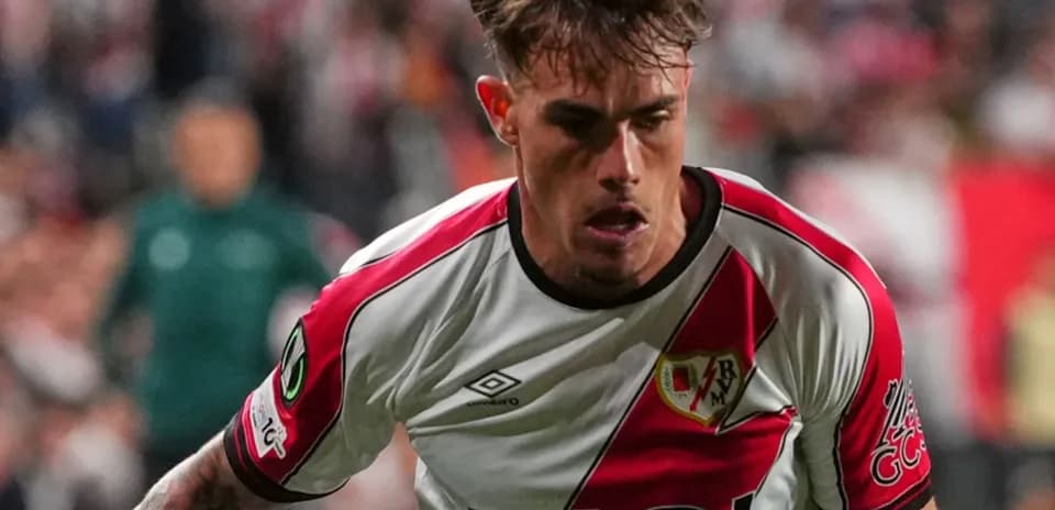 Jugador de Rayo Vallecano en acción durante el partido