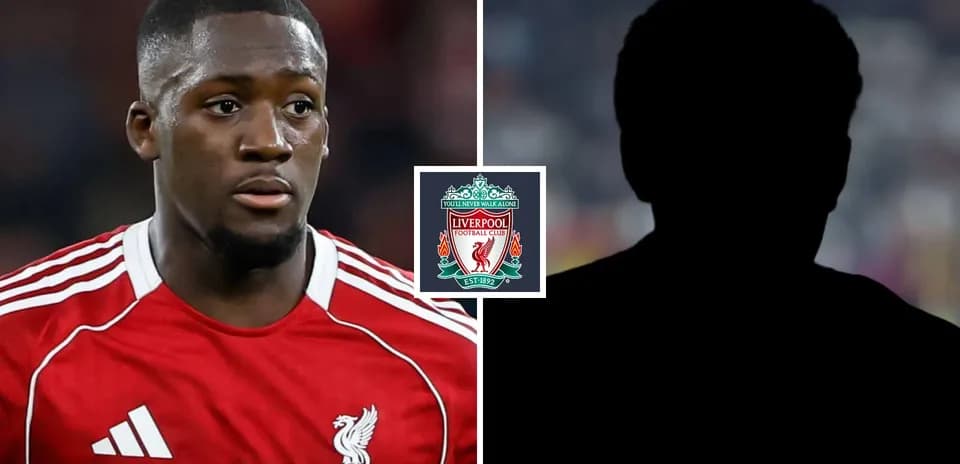 Jugador de Liverpool con camiseta roja, fondo oscuro