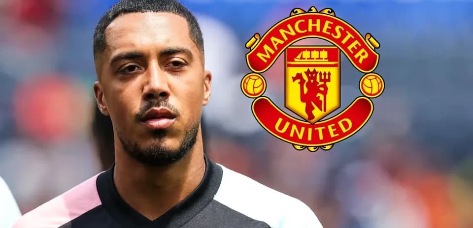 Jugador de fútbol con camiseta de Manchester United