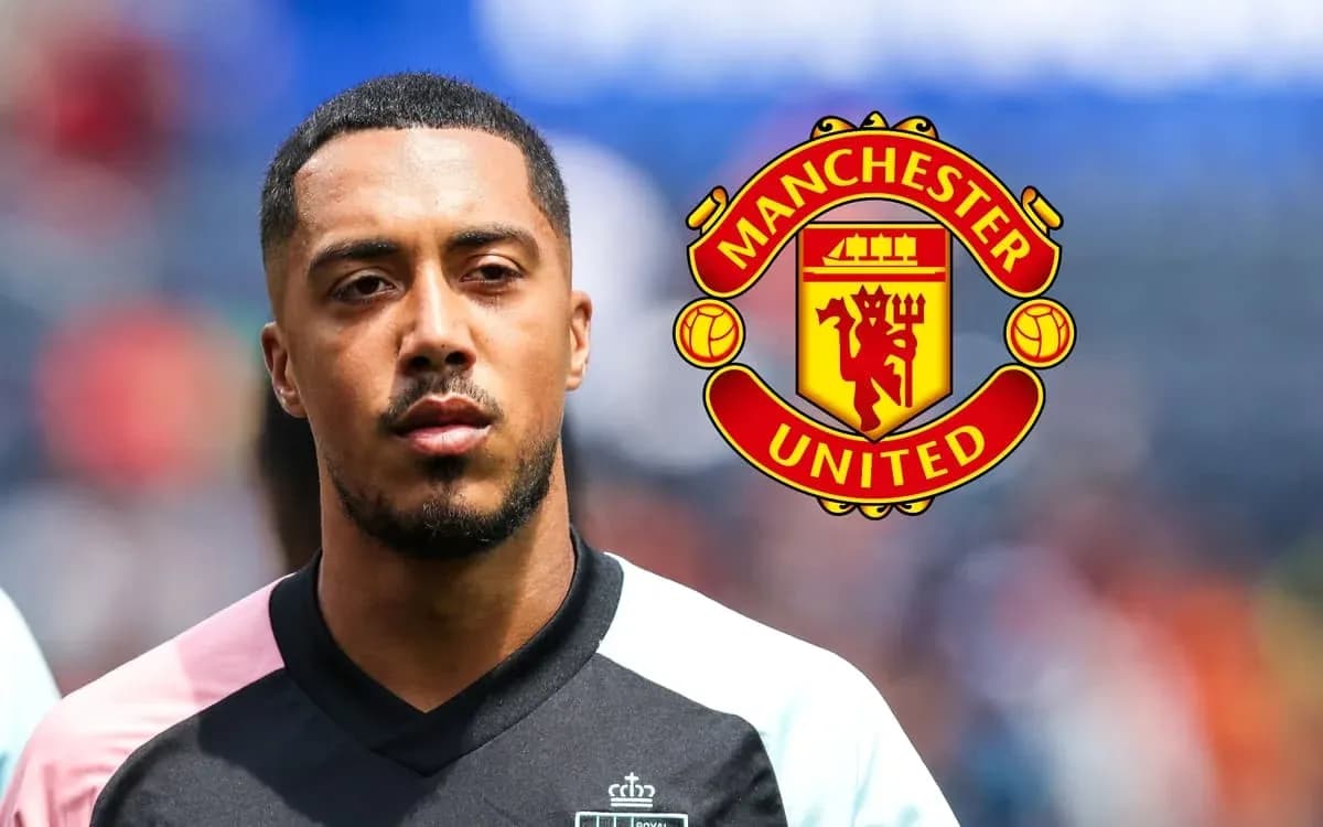 Jugador de fútbol con camiseta de Manchester United