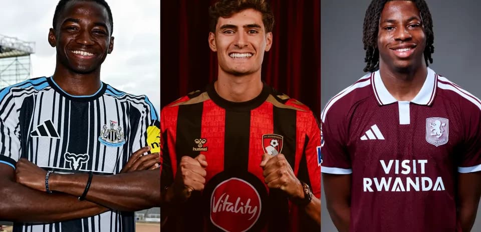 Tres jugadores posando con camisetas de sus equipos