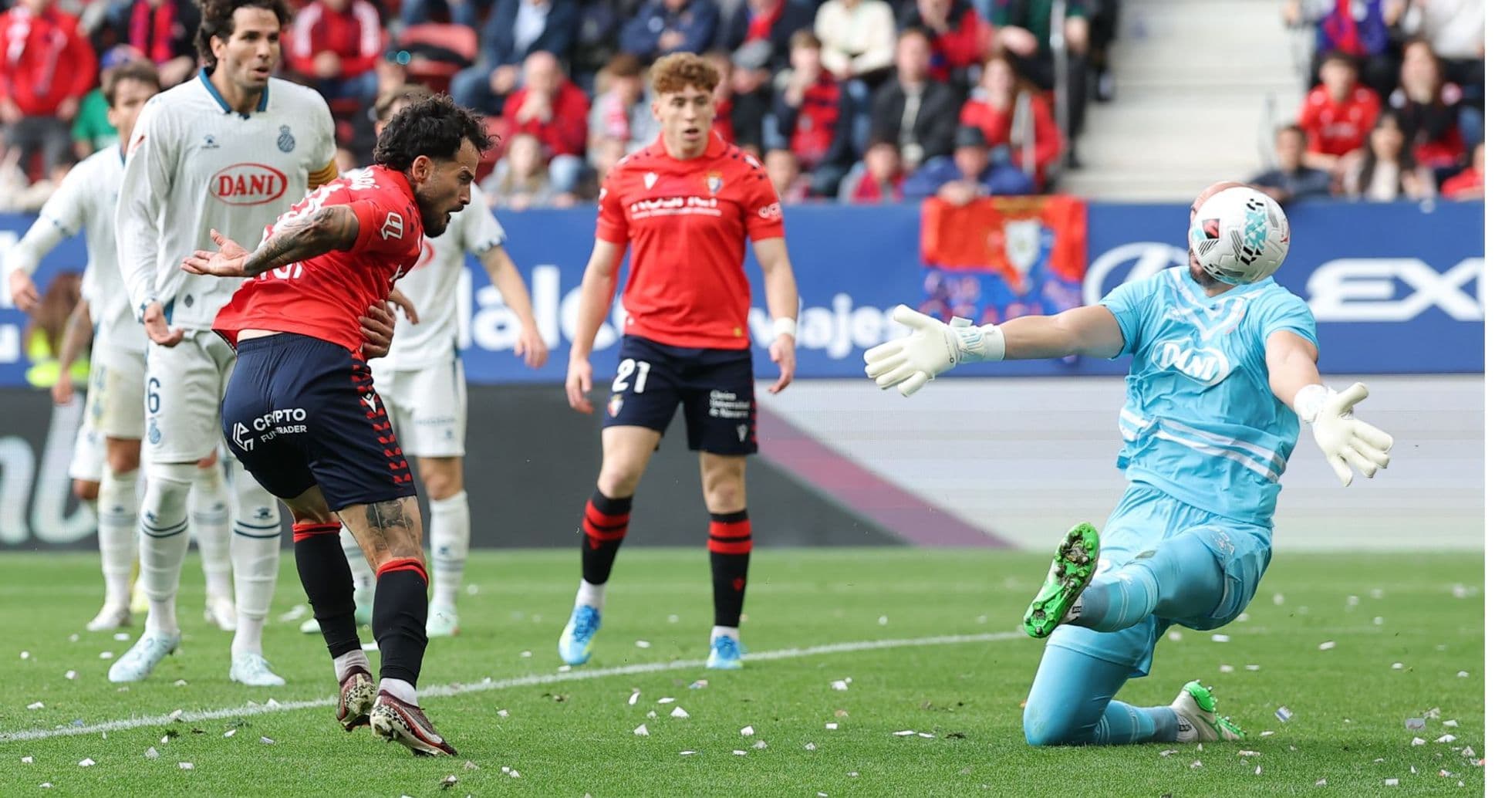 Jugador de Osasuna ante el portero de Espanyol