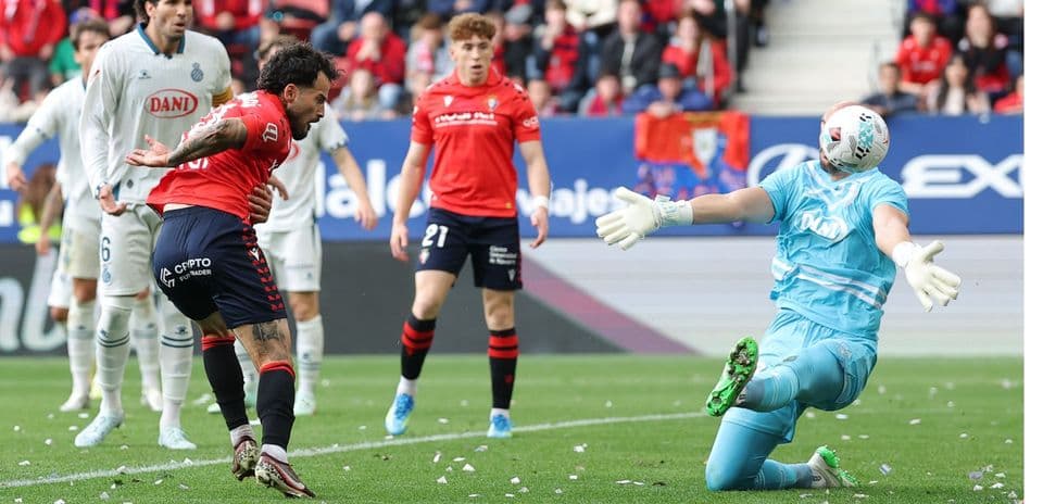 Jugador de Osasuna ante el portero de Espanyol