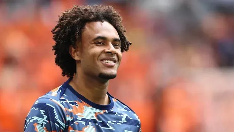 Jugador sonriendo durante el calentamiento previo al partido