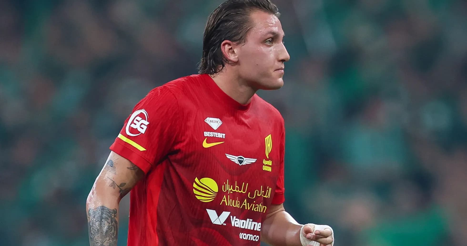 Jugador con camiseta roja en el campo de fútbol