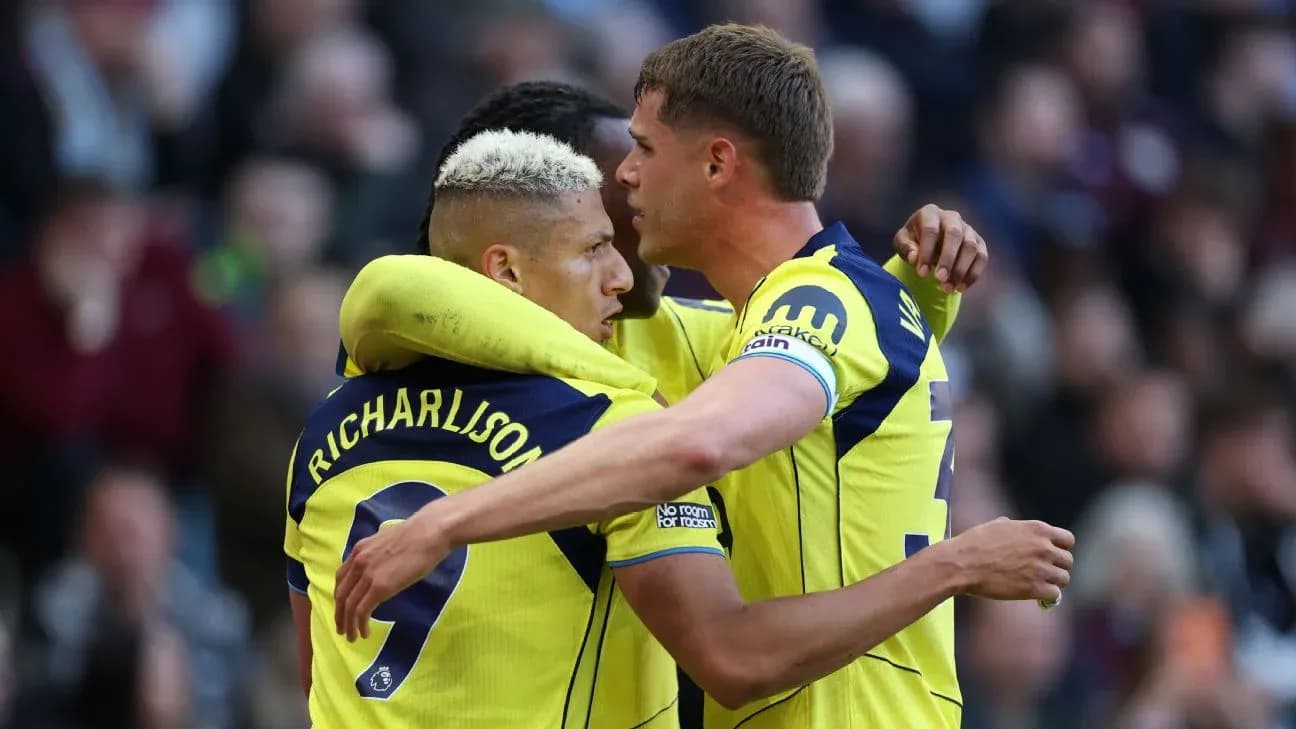 Jugadores de Tottenham celebrando un gol Jugadores de Tottenham celebrando un gol