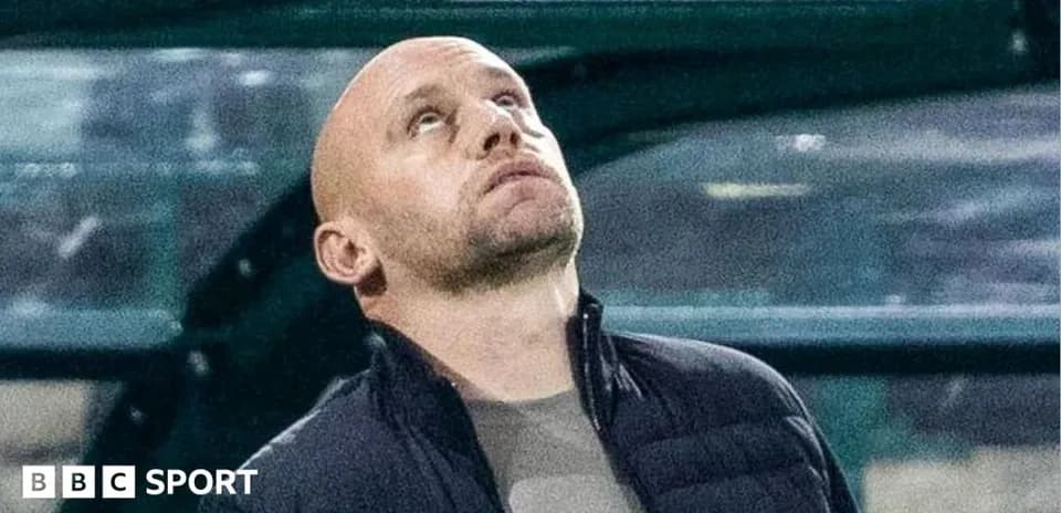 Entrenador mirando hacia arriba desde la banca