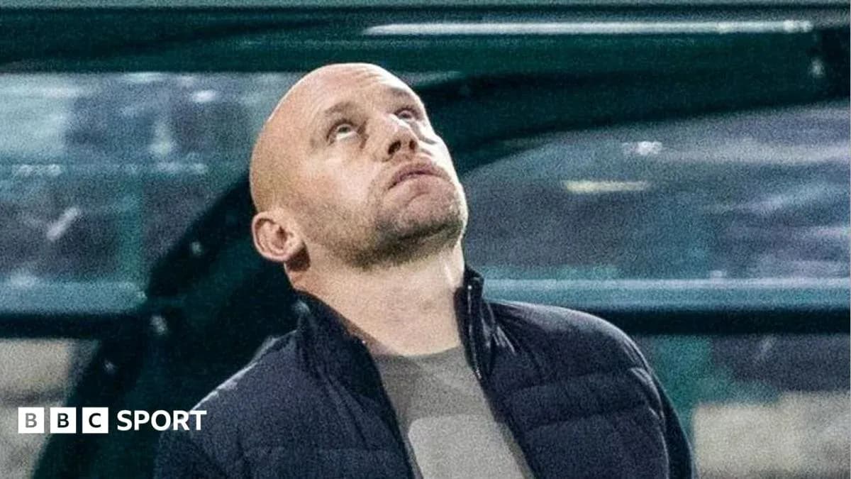 Entrenador mirando hacia arriba desde la banca