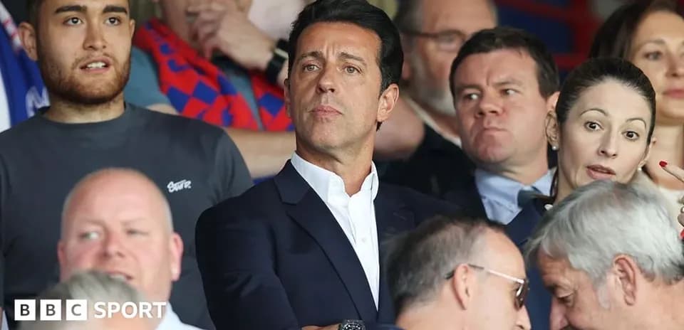 Hombre en traje observando un partido desde la grada