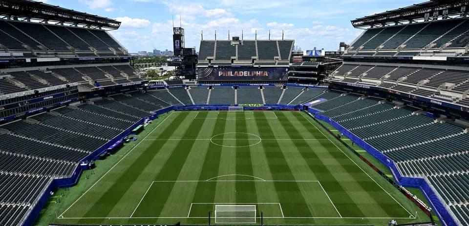 Estadio vacío con campo de fútbol marcado