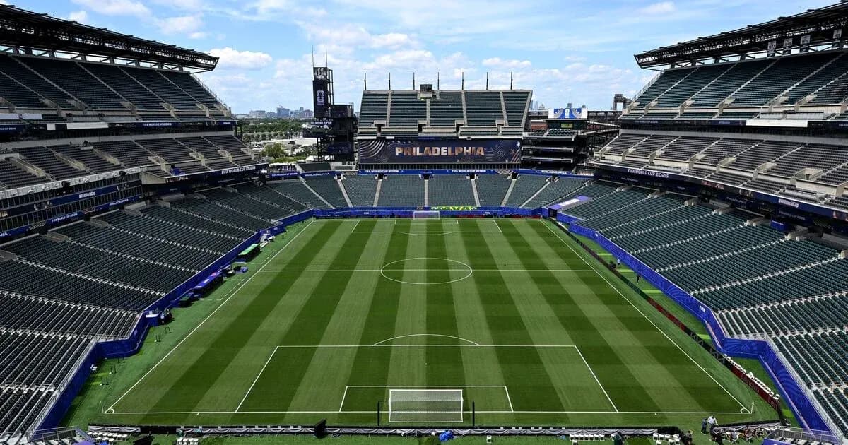 Estadio vacío con campo de fútbol marcado