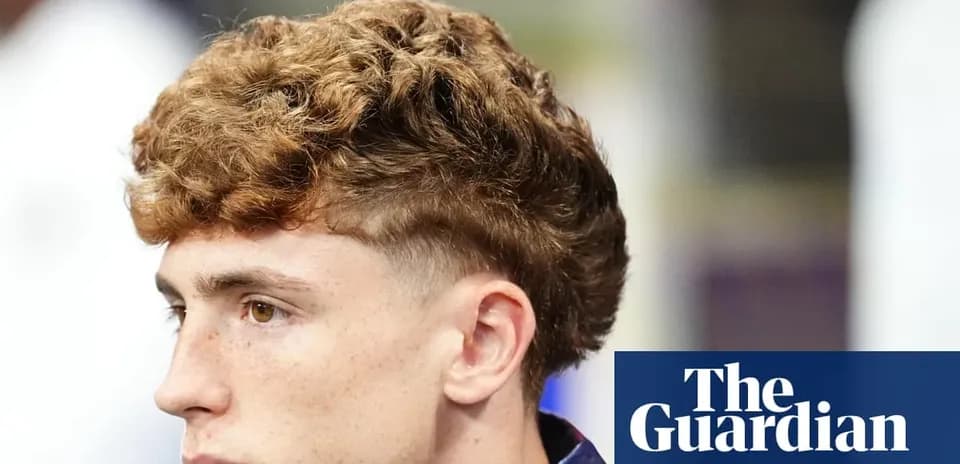 Jugador con cabello rizado en evento deportivo