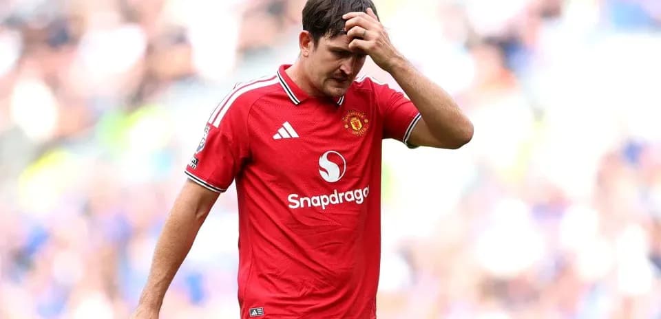 Jugador de Manchester United con camiseta roja en el campo